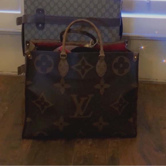 Louis Vuitton , On The Go Tote - Picture 2 of 4